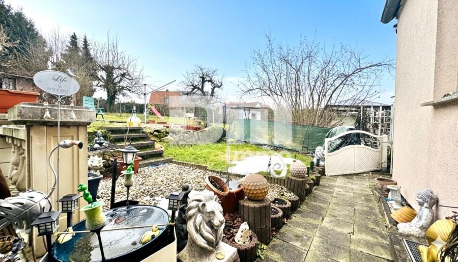 Schöne Doppelhaushälfte in schöner Wohnlage mit Panoramablick, Gartenbereich und Garage - Gartenbereich hinter dem Haus